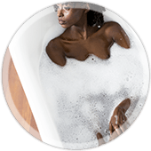 Éclaircir et blanchir sa peau - Femme à la peau métissée noire prenant un bain éclaircissant - ShytoBuy France