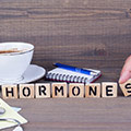 Lettres de scrabble épellant le mot hormones - Hormones facteur influençant la taille des seins des femmes - Comment se développent les seins - ShytoBuy France Lettres de scrabble épellant le mot hormones - Hormones facteur influençant la taille des seins des femmes - Comment se développent les seins - ShytoBuy France