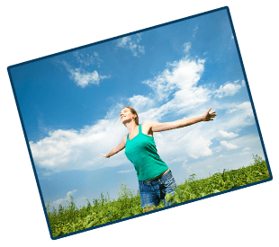 Femme qui ouvre les bras avec ciel bleu