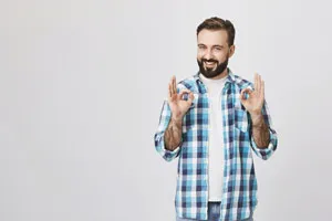 Homme avec une chemise bleu heureux