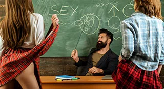 Homme faisant cours à des femmes déguisées en étudiante sexy - Les meilleures positions sexuelles pour le plaisir des hommes - ShytoBuy France