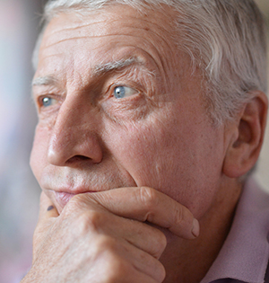 Image d'un homme soucieux se prenant la tête - Ménopause de l'homme - ShytoBuy France Image d'un homme soucieux se prenant la tête - Ménopause de l'homme - ShytoBuy France