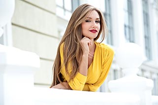 Jolie femme souriante - Image de l'article Conseils pour s'éclater au lit et s'amuser lors du rapport sexuel - Rubrique Performer au jeu de la séduction - Sous-rubrique L'assurance c'est sexy