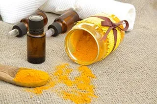 Huile essentielle de curcuma pour éclaircir la peau naturellement