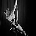 Femme dansant pour le jeu érotique du strip-tease - Image de l'article Conseils pour s'éclater au lit et s'amuser lors du rapport sexuel - Rubrique Jouer à des jeux sexuels pour booster le désir de l'autre et pimenter ses ébats