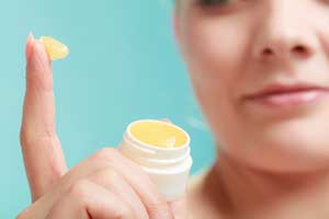 Femme avec une noisette de crème sur le doigt faisant penser à de la vaseline - Comment bien choisir son lubrifiant ? - ShytoBuy France Femme avec une noisette de crème sur le doigt faisant penser à de la vaseline - Comment bien choisir son lubrifiant ? - ShytoBuy France