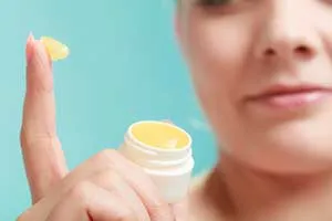 Femme avec une noisette de crème sur le doigt faisant penser à de la vaseline - Comment bien choisir son lubrifiant ? - ShytoBuy France