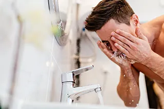 S'asperger le visage d'eau fraîche quotidiennement