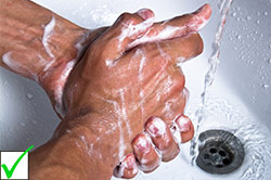 Photo de quelqu'un se lavant les mains avec du savon pour éviter une propagation du Molluscum Contagiosum | Shytobuy.fr