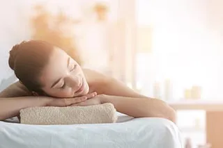 Femme profitant d'une bonne relaxation - Image de l'article Conseils pour s'éclater au lit et s'amuser lors du rapport sexuel - Rubrique Bien dormir et évacuer le stress