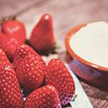 Fraises pour symboliser le jeu érotique du fruit défendu - Image de l'article Conseils pour s'éclater au lit et s'amuser lors du rapport sexuel - Rubrique Jouer à des jeux sexuels pour booster le désir de l'autre et pimenter ses ébats