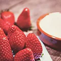 Fraises pour symboliser le jeu érotique du fruit défendu - Image de l'article Conseils pour s'éclater au lit et s'amuser lors du rapport sexuel - Rubrique Jouer à des jeux sexuels pour booster le désir de l'autre et pimenter ses ébats