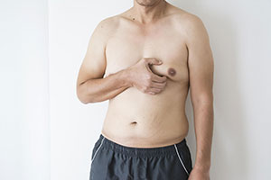 Homme prenant son pectoraux gauche dans la main - image relative à l'andropause ou ménopause masculine - Comment savoir si je suis ménopausée ? - ShytoBuy France