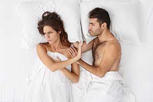 Couple sous les draps avec la femme refusant un câlin de son homme - Pourquoi utiliser un lubrifiant ? - ShytoBuy France Couple sous les draps avec la femme refusant un câlin de son homme - Pourquoi utiliser un lubrifiant ? - ShytoBuy France