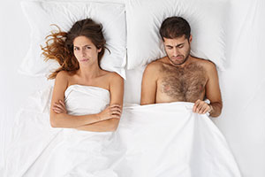 Couple au lit dont l'homme souffre de troubles d'érection - Pourquoi le Gmax est un aphrodisiaque masculin efficace - ShytoBuy France