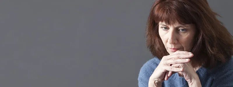 Femme mûre pensive - Bannière de l'article Comment soulager les symptômes de la ménopause ? - ShytoBuy France