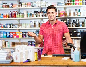 Vendeur de gels lubrifiants dans sa boutique avec de nombreuxs lubrifiants sexuels sur les étagères - Comment bien choisir son lubrifiant ? - ShytoBuy France