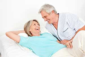 Couple âgée souriant - Pourquoi utiliser un lubrifiant - ShytoBuy France